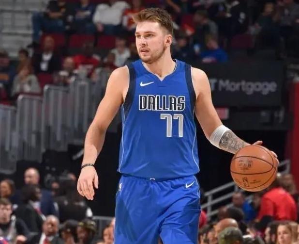  东契奇40+三双难救独行侠负灰熊  