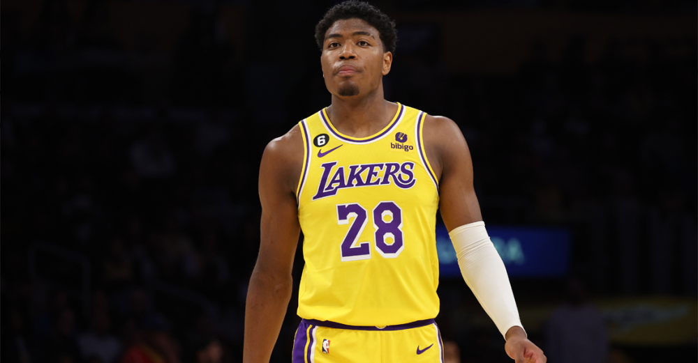  八村塁关键封盖，湖人险胜国王