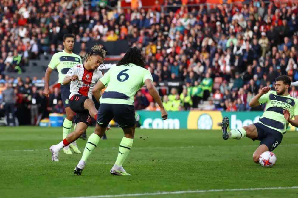  曼城三球完胜阿森纳，哈兰德梅开二度  